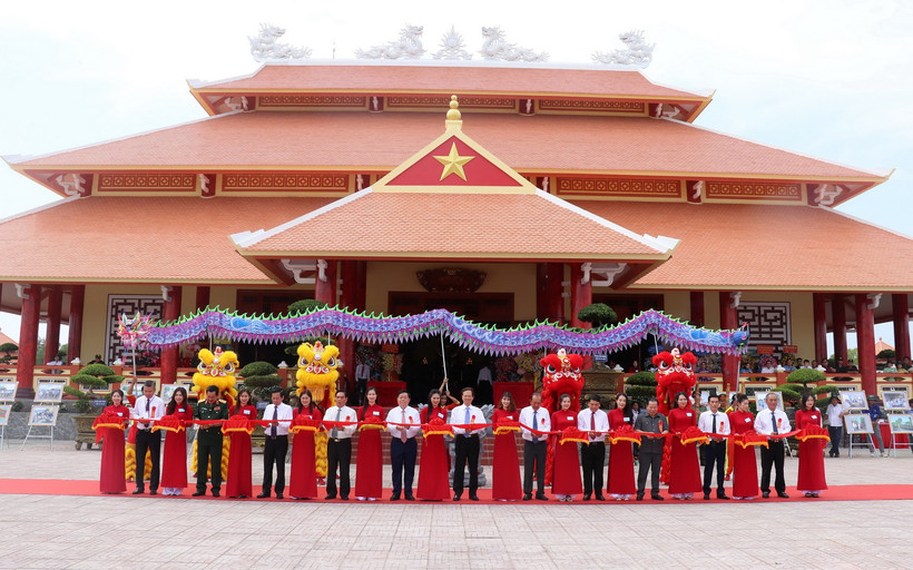 Bí thư Trung ương Đảng, Trưởng Ban Tuyên giáo Trung ương Nguyễn Trọng Nghĩa cùng các nguyên lãnh đạo Đảng, Chính phủ và chính quyền địa phương cắt băng khánh thành Khu Chứng tích Chiến tranh Rừng tràm Bang Biện Phú và Đền thờ anh hùng liệt sỹ, người có công huyện Vĩnh Thuận. (Ảnh: Văn Sĩ/TTXVN)