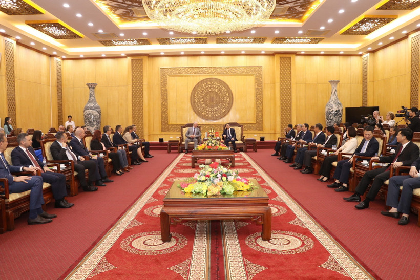 Quang cảnh buổi làm việc của Đoàn Công tác tại Trụ sở Tỉnh ủy Ninh Bình. (Ảnh: Đức Phương/TTXVN)