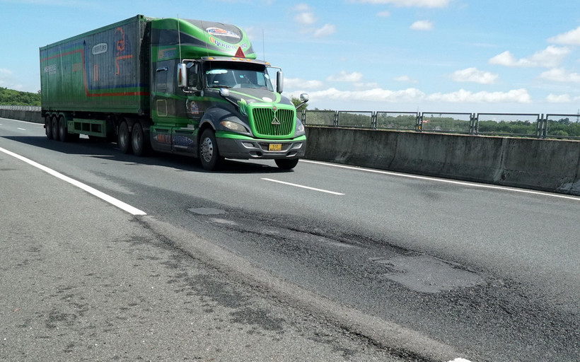 Tình trạng mặt đường bị hư hỏng, lún nứt tại km 57+300 trên tuyến cao tốc Đà Nẵng-Quảng Ngãi. (Ảnh: Quốc Dũng/TTXVN)