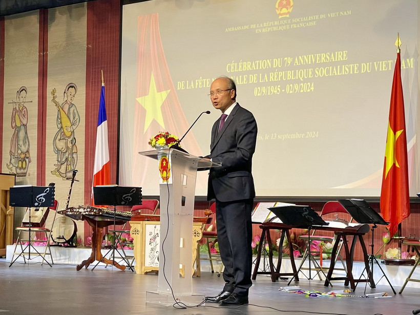 Đại sứ Việt Nam tại Pháp Đinh Toàn Thắng phát biểu tại buổi lễ. (Ảnh: Ngọc Hiệp/TTXVN)