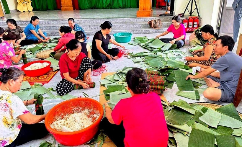 Các hội viên, phụ nữ và người dân trên địa bàn thành phố Đồng Hới, tỉnh Quảng Bình tham gia gói bánh chưng hỗ trợ người dân các tỉnh phía Bắc bị ảnh hưởng bởi thiên tai. (Ảnh: TTXVN phát)