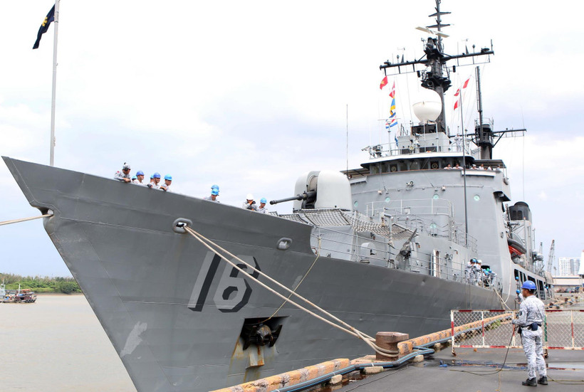 Tàu BRP Ramon Alcaraz, một trong những tàu chiến lớn nhất của hải quân Philippines cập cảng quốc tế Thành phố Hồ Chí Minh. (Ảnh: Xuân Khu/TTXVN)