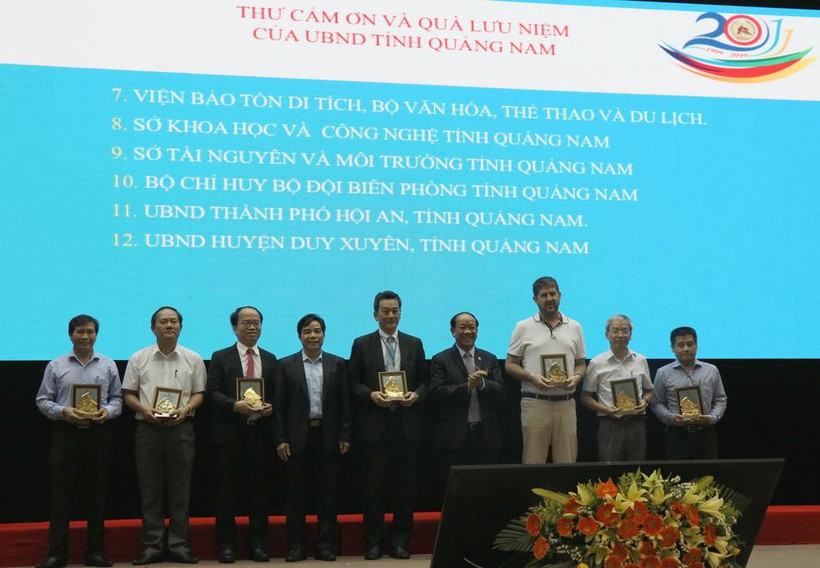 Lãnh đạo tỉnh Quảng Nam tặng quà lưu niệm cho các tổ chức quốc tế làm tốt công tác bảo tồn di sản. (Ảnh Trần Tĩnh/TTXVN)