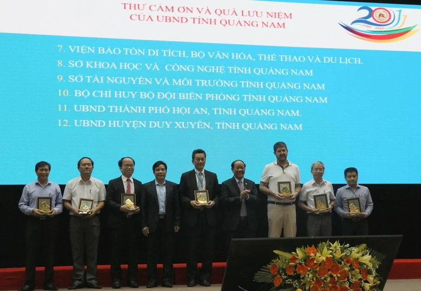 Lãnh đạo tỉnh Quảng Nam tặng quà lưu niệm cho các tổ chức quốc tế làm tốt công tác bảo tồn di sản. (Ảnh Trần Tĩnh/TTXVN)
