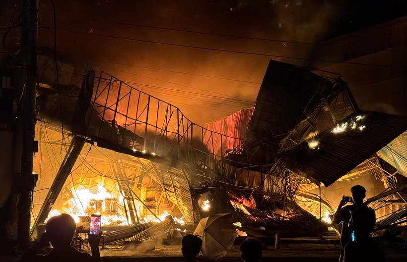 Vụ cháy lớn tại nhà sách Tuấn Minh thuộc địa bàn phường Long Phước, thị xã Phước Long, tỉnh Bình Phước. (Nguồn: TTXVN)