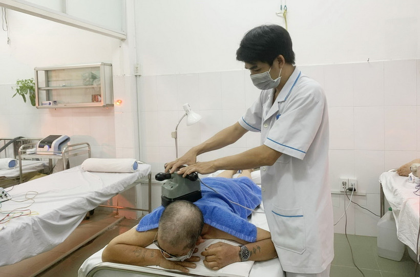 Khám bệnh cho người dân ở Phòng khám Đa khoa Vệ tinh Bệnh viện Thành phố Thủ Đức đặt tại Trạm Y tế phường Bình Chiểu. (Ảnh: TTXVN phát)