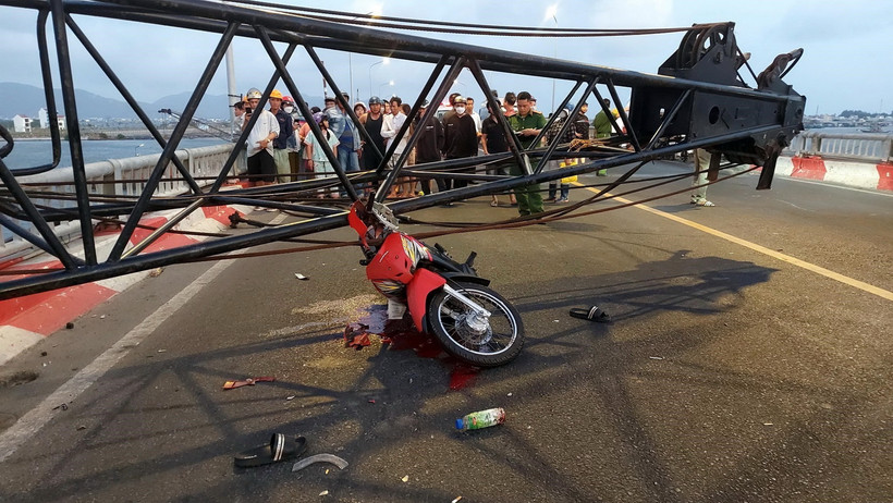 Cần cẩu bị gãy đổ trên cầu Cửa Lấp. (Ảnh: Đoàn Mạnh Dương/TTXVN)