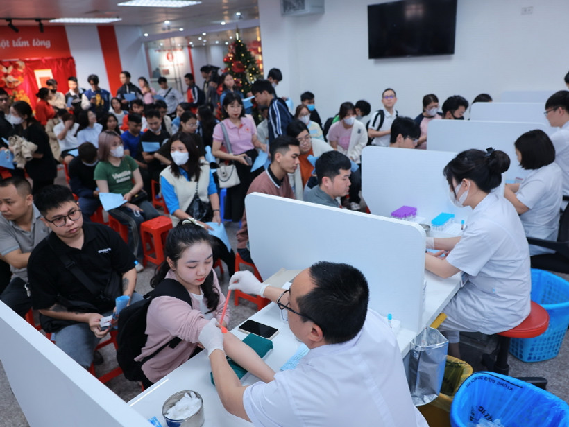 Người dân đến tham gia hiến máu tại Viện huyết học-Truyền máu Trung ương. (Ảnh: Hoàng Hiếu/TTXVN)