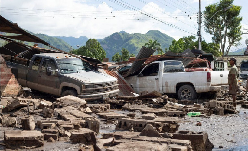 Các phương tiện bị phá hủy khi bão Beryl quét qua. (Nguồn: AFP/TTXVN)