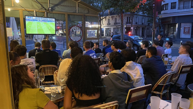 Các cổ động viên Pháp kéo đến ngồi kín các quầy bar, tràn cả ra đường để xem EURO. (Ảnh: Thu Hà/TTXVN)