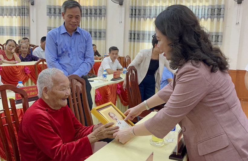 Phó Chủ tịch nước Võ Thị Ánh Xuân tặng quà cho Mẹ Việt Nam Anh hùng. (Ảnh: Thanh Thủy/TTXVN)