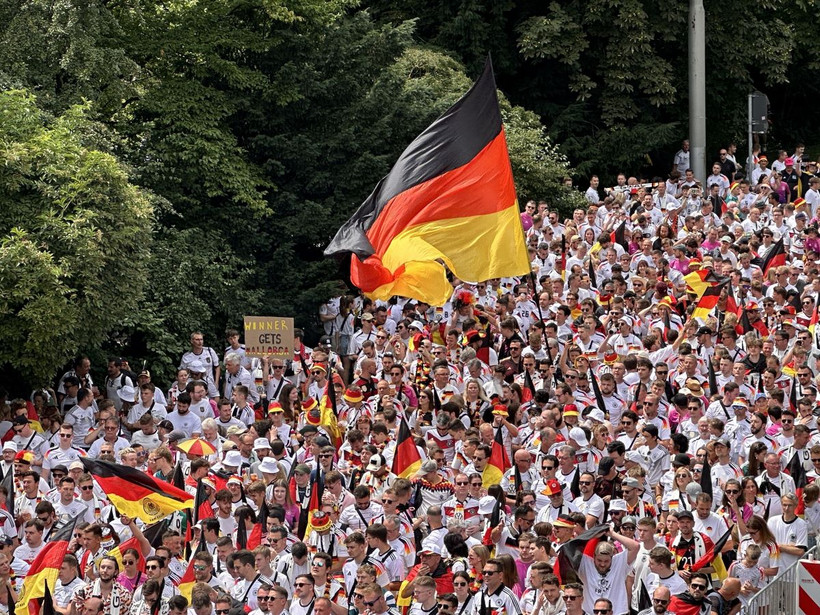 Cổ động viên đội tuyển Đức tập trung ở trung tâm thành phố Stuttgart và diễu hành về sân Stuttgart Arena, nơi diễn ra trận tứ kết đầu tiên của EURO 2024 giữa đội chủ nhà Đức và Tây Ban Nha. (Ảnh: Anh Ngọc/TTXVN)