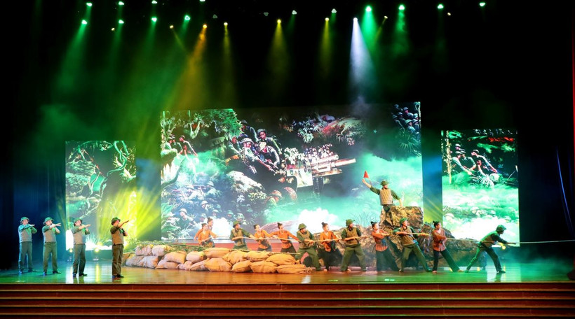 Đêm nhạc với nhiều ca khúc hay của nhạc sỹ Hoàng Vân. (Ảnh: Võ Dung/TTXVN)