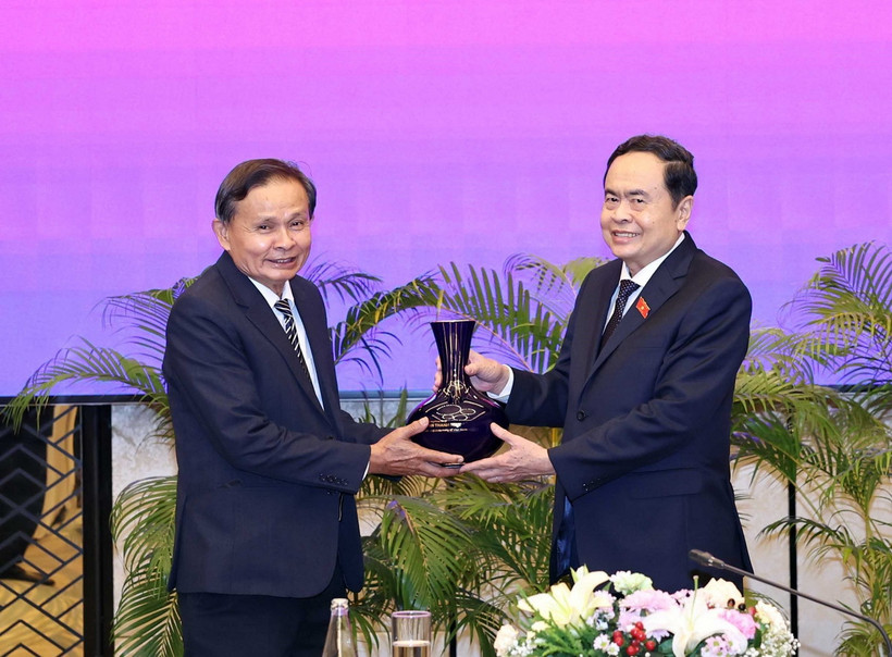 Chủ tịch Quốc hội Trần Thanh Mẫn tặng quà lưu niệm cho Phó Chủ tịch Trung ương Mặt trận Lào xây dựng đất nước Chanphenh Soutthivong. (Ảnh: Thống Nhất/TTXVN)