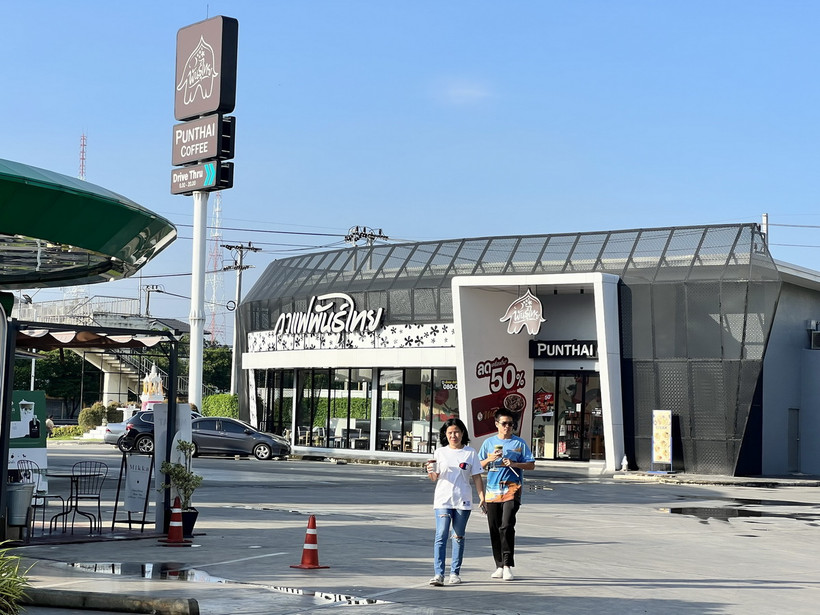 Quán càphê của thương hiệu Punthai Coffee bên trong một trạm xăng của Tập đoàn năng lượng PTG. (Ảnh: Đỗ Sinh/TTXVN)