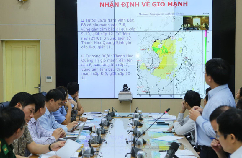 Các chuyên gia báo cáo tình hình cơn bão số 4 (bão Podul). (Ảnh: Thành Đạt/TTXVN)