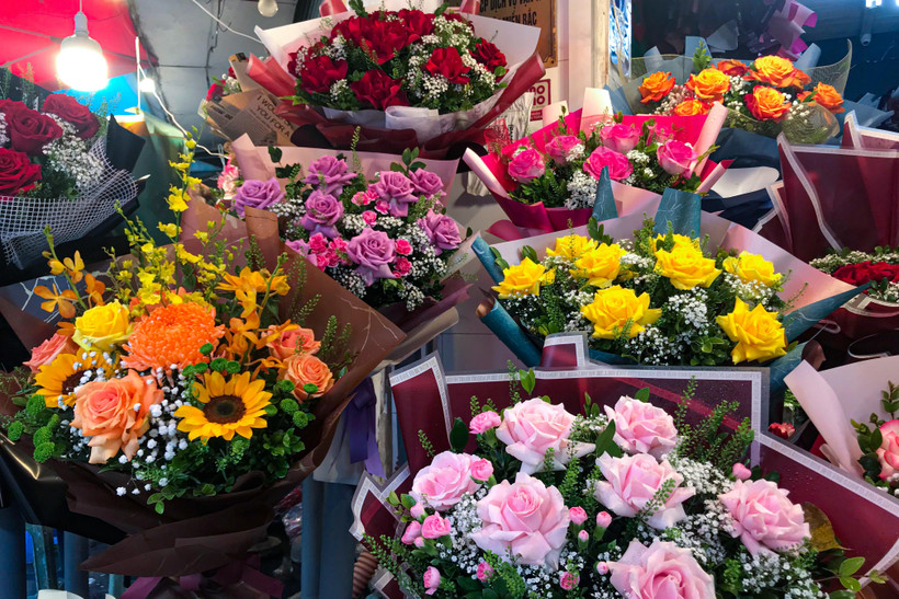 Ghi nhận tại nhiều cửa hàng hoa tươi trên địa bàn thành phố Hà Nội, giá hoa tươi tăng khoảng 10% so với cùng kỳ năm ngoái. (Ảnh: Việt Anh/Vietnam+)