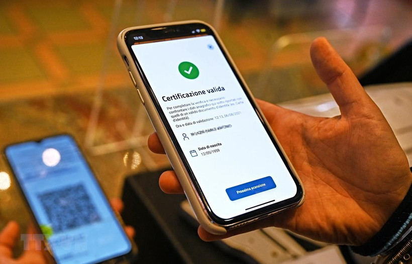 Hộ chiếu vaccine sẽ đồng hành cùng du khách quốc tế khi hoạt động du lịch mở cửa bình thường thời gian tới. (Ảnh minh họa: TTXVN)