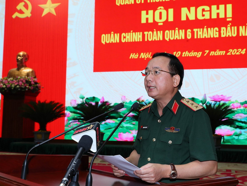 Thượng tướng Trịnh Văn Quyết phát động đợt thi đua cao điểm 'Tự hào truyền thống-Viết tiếp chiến công-Xứng danh bộ đội Cụ Hồ.' (Ảnh: Trọng Đức/TTXVN)