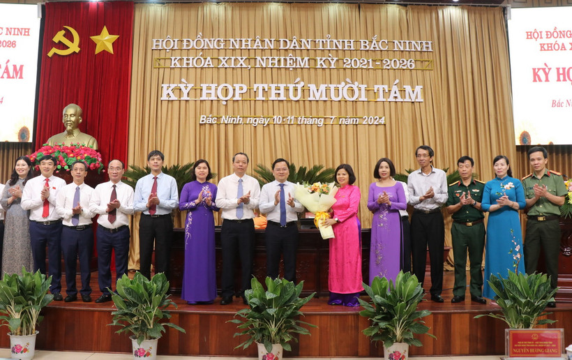 Lãnh đạo tỉnh Bắc Ninh tặng hoa chúc mừng bà Nguyễn Hương Giang (thứ 6 từ phải) đã hoàn thành nhiệm vụ Chủ tịch Ủy ban Nhân dân tỉnh. (Ảnh: Thanh Thương/TTXVN)