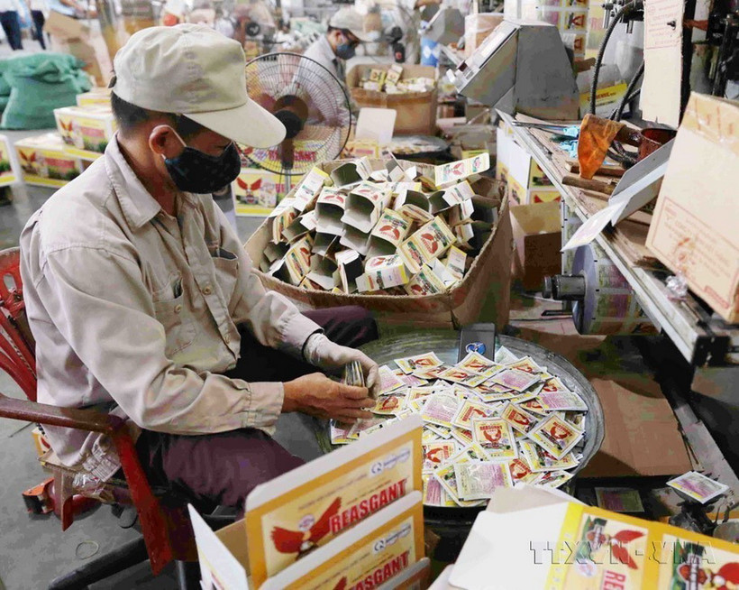 Công ty Trách nhiệm hữu hạn Việt Thắng (VITHACO) chuyên gia công thuốc bảo vệ thực vật, thức ăn chăn nuôi và kinh doanh phân bón phục vụ trong nông nghiệp, cung cấp cho thị trường trong nước và xuất khẩu sang Lào và Campuchia. (Ảnh: Vũ Sinh/TTXVN)