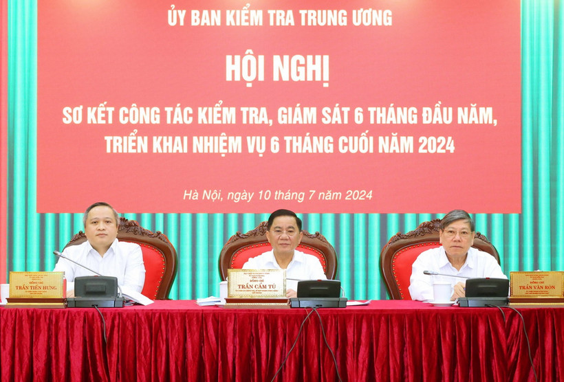 Các đồng chí điều hành hội nghị. (Ảnh: Phương Hoa/TTXVN)