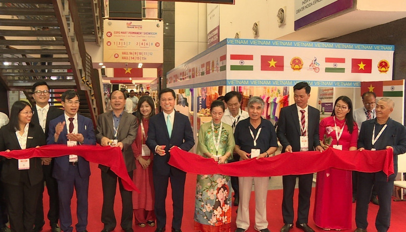 Đại sứ Nguyễn Thanh Hải cắt băng khánh thành gian hàng Việt Nam tại triển lãm. (Ảnh: TTXVN phát)