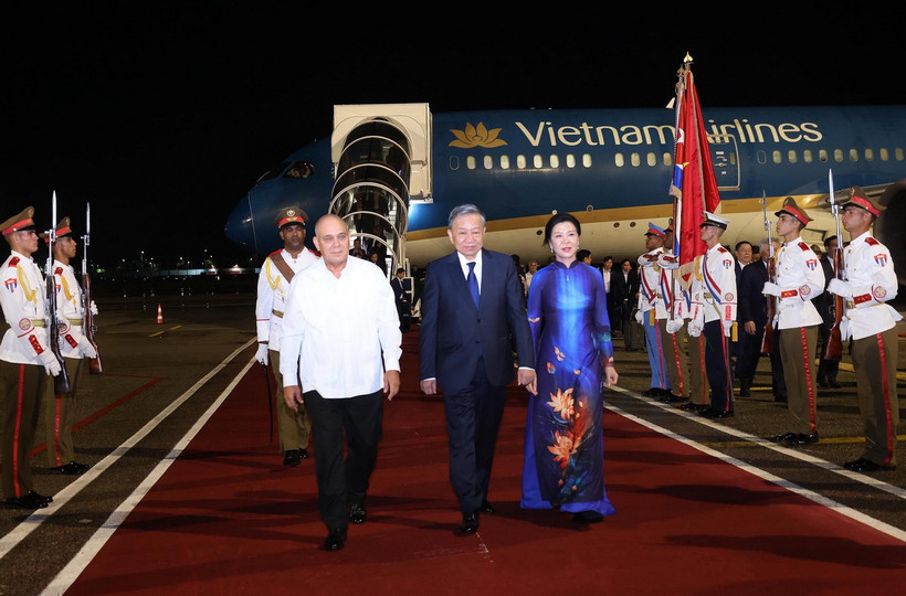 Ủy viên Bộ Chính trị, Thường trực Ban Bí thư Đảng Cộng sản Cuba Roberto Morales Ojeda đón Tổng Bí thư, Chủ tịch nước Tô Lâm và Phu nhân tại Sân bay Quốc tế José Martí, thủ đô La Habana. (Ảnh: Lâm Khánh/TTXVN)