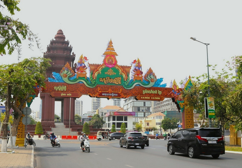 Khu vực đài Độc lập ở trung tâm thủ đô Phnom Penh được trang hoàng chuẩn bị đón Tết cổ truyền Chôl Chnăm Thmây của người dân Campuchia. (Ảnh: Hoàng Minh/TTXVN)