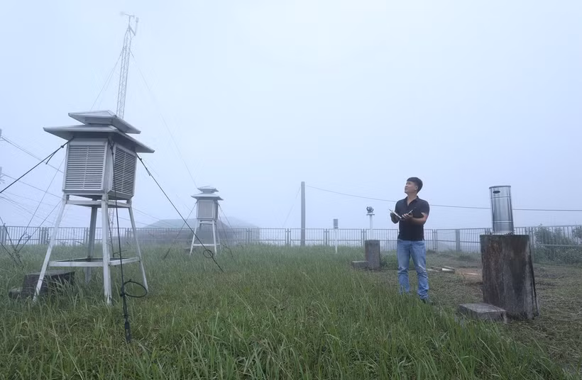 Cán bộ Trạm khí tượng Mẫu Sơn, Đài Khí tượng Thủy văn tỉnh Lạng Sơn quan trắc thời tiết. (Ảnh: Anh Tuấn/TTXVN)