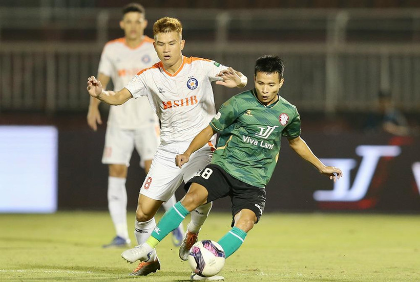 Trận "chung kết ngược" của vòng đấu là cuộc đối đầu giữa câu lạc bộ Thành phố Hồ Chí Minh (áo xanh) gặp SHB Đà Nẵng. (Ảnh: VPF)