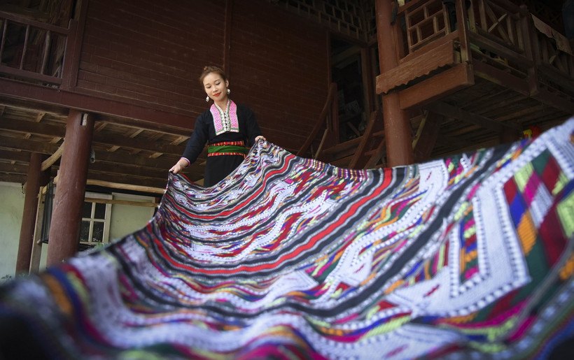 Những tấm vải thổ cẩm với họa tiết, hoa văn đặc trưng của cộng đồng dân tộc Lào ở Điện Biên. (Ảnh: Xuân Tư/TTXVN)