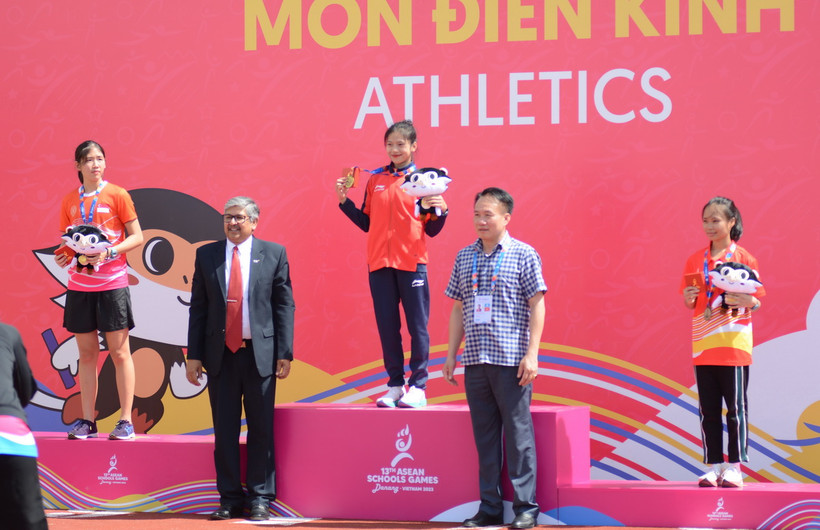 Vận động viên Việt Nam Hoàng Thị Ngọc Anh đoạt Huy chương Vàng nội dung chạy 3.000m. (Ảnh: Văn Dũng/TTXVN)