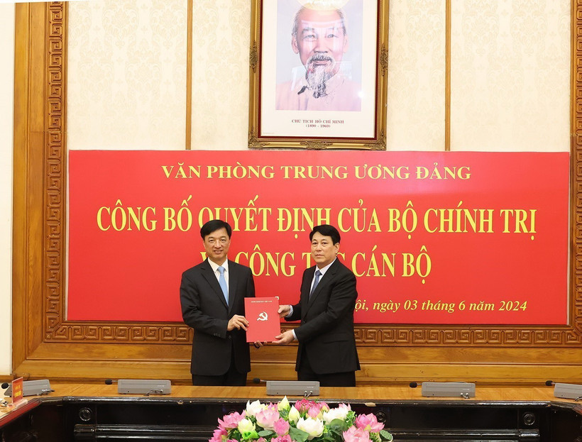 Đại tướng Lương Cường, Ủy viên Bộ Chính trị, Thường trực Ban Bí thư trao Quyết định của Bộ Chính trị điều động, phân công Thượng tướng Nguyễn Duy Ngọc giữ chức Chánh Văn phòng Trung ương Đảng. (Ảnh: Trí Dũng/TTXVN)