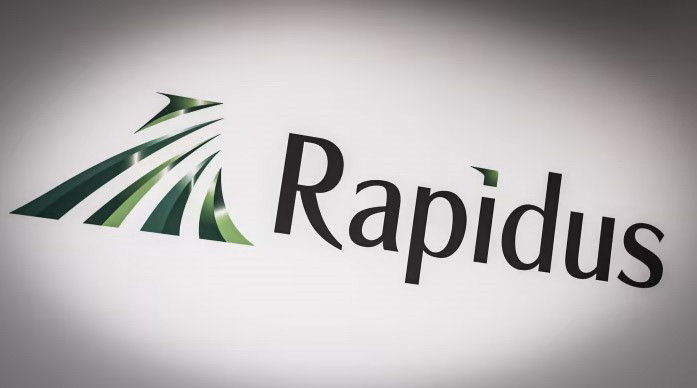 Biểu tượng của tập đoàn sản xuất chip Rapidus tại thủ đô Tokyo, Nhật Bản. (Ảnh: Reuters/TTXVN)