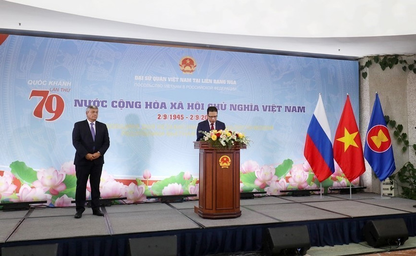 Đại sứ Việt Nam tại Liên bang Nga Đặng Minh Khôi phát biểu tại lễ kỷ niệm. (Ảnh: Lê Quang Vinh/TTXVN)