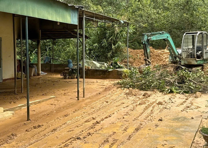 Tình trạng bùn đất chảy tràn xuống khuôn viên Trường Tiểu học Quang Trung (thị trấn Đạ Tẻh, huyện Đạ Tẻh) thường xuyên xảy ra vào mùa mưa. (Ảnh: TTXVN phát)