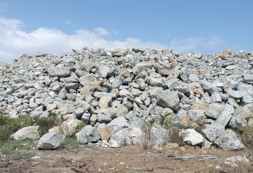 Khối lượng lớn đá do Công ty Trách nhiệm hữu hạn Lý Tuấn ở Quảng Ngãi tập kết sai quy định tại cảng Kỳ Hà, Quảng Nam. (Ảnh: TTXVN phát)