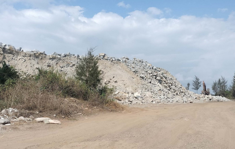 Khối lượng lớn đá do Công ty Trách nhiệm hữu hạn Lý Tuấn ở Quảng Ngãi tập kết sai quy định tại cảng Kỳ Hà, Quảng Nam. (Ảnh: TTXVN phát)