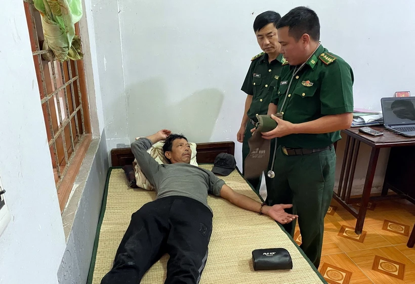 Đại diện Đồn Biên phòng cửa khẩu Cảng Gianh thăm khám sức khỏe thuyền viên Phạm Bá Dung. (Ảnh: TTXVN phát)
