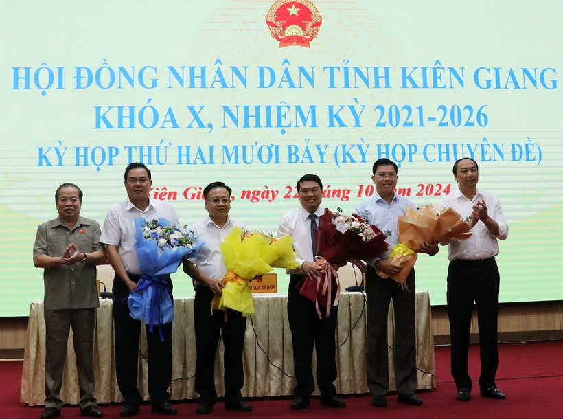 Lãnh đạo tỉnh Kiên Giang tặng hoa tân Phó Chủ tịch Ủy ban Nhân dân tỉnh Lê Trung Hồ (thứ tư, từ trái sang). (Ảnh: Lê Huy Hải/TTXVN)