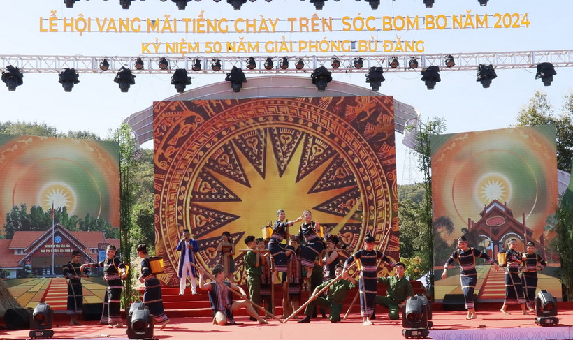 Tiết mục văn nghệ tại lễ khai mạc Lễ hội 'Vang mãi tiếng chày trên sóc Bom Bo.' (Ảnh: Nhật Bình/TTXVN)