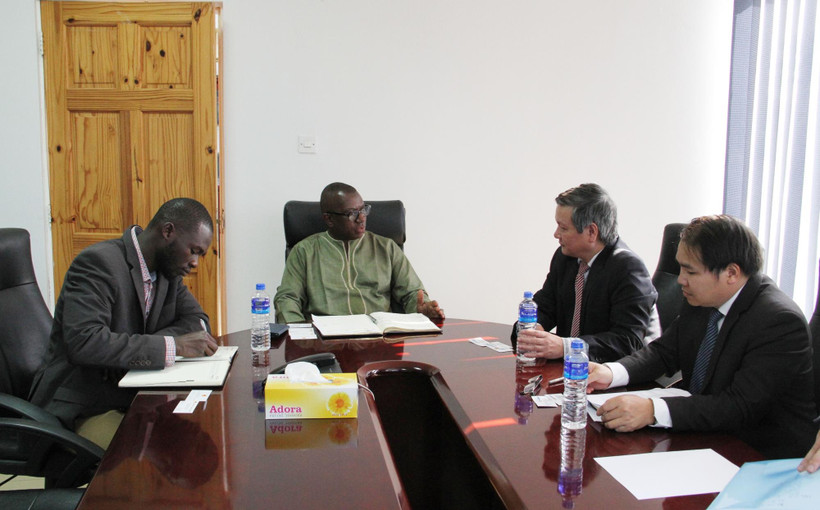 Đoàn công tác do Đại sứ Phạm Quốc Trụ dẫn đầu làm việc với Phòng Thương mại và Công nghiệp Gambia (GCCI). (Ảnh: Tấn Đạt/TTXVN)