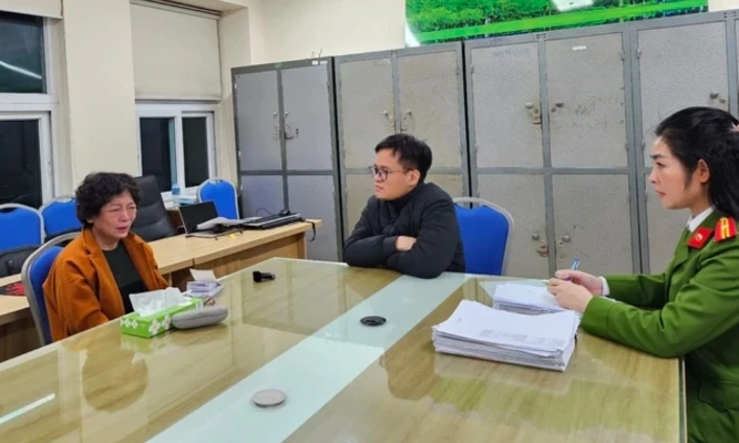 Phạm Thị Hòa (trái), cựu Chủ tịch Sen Tài Thu.