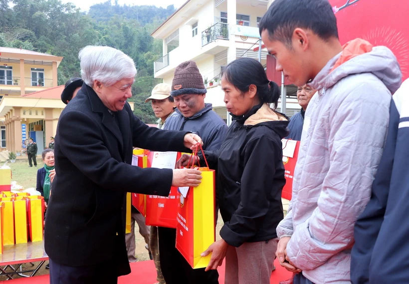 Ông Đỗ Văn Chiến tặng quà hộ nghèo, công nhân lao động có hoàn cảnh khó khăn và hộ gia đình chính sách của huyện Chợ Đồn. (Ảnh: Vũ Hoàng Giang/TTXVN)