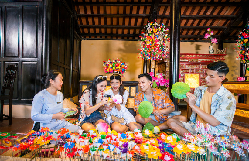 Làng nghề truyền thống ở Hội An hấp dẫn giới trẻ đến trải nghiệm. (Ảnh: CTV/Vietnam+)