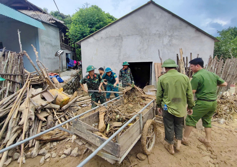 Lực lượng quân đội, công an được huy động giúp nhân dân xã Lượng Minh, huyện Tương Dương khắc phục hậu quả lũ quét. (Ảnh: TTXVN phát)