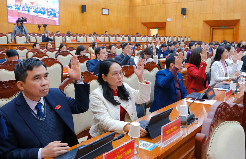 Các đại biểu biểu quyết thông qua 9 Nghị quyết tại kỳ họp. (Ảnh: Quân Trang/TTXVN)