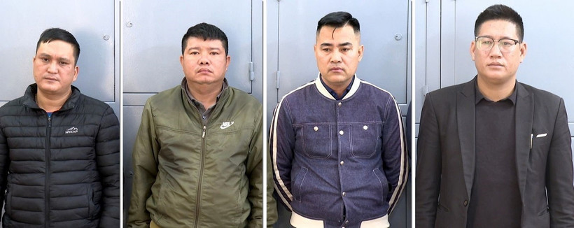 Các đối tượng là nhân viên Công ty TNHH vệ sỹ Security ngang nhiên phân luồng tại ngã tư để đoàn xe đám cưới đi qua. (Ảnh: Cơ quan Công an cung cấp/TTXVN phát) 