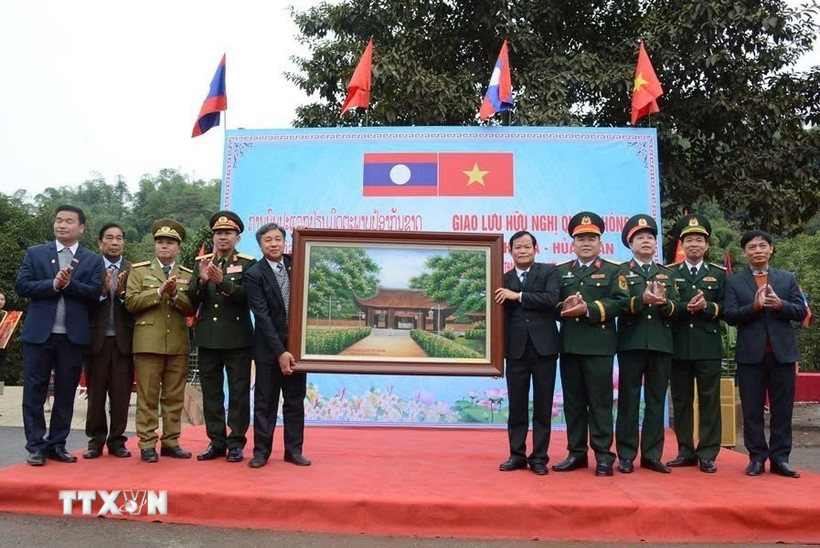 Trao đổi quà lưu niệm tại chương trình Giao lưu Quốc phòng hai tỉnh Thanh Hoá-Hủa Phăn. (Ảnh TTXVN)